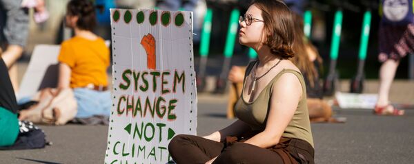Акция молодежной организации Fridays for Future Latvia - Не вернемся к старым привычкам - Sputnik Latvija