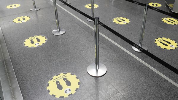 Отметки о необходимости соблюдать социальную дистанцию в международном аэропорту Борисполь в Киеве - Sputnik Latvija