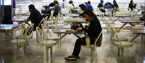 Социальная дистанция на фудкорте в полупустом аэропорт имени Бенито Хуареса в Мехико Социальная дистанция на фудкорте в полупустом аэропорт имени Бенито Хуареса в Мехико - Sputnik Латвия