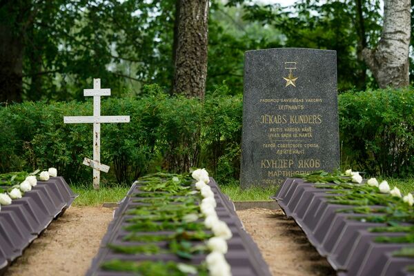Три Яниса, два Ивана и один Йонас: в Тушки перезахоронили павших солдат Красной армии - Sputnik Латвия