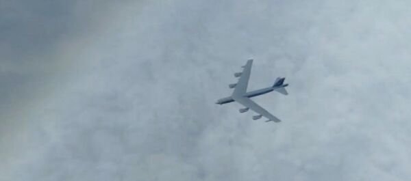 Перехватили и проводили: российские истребители снова встретили любопытных американцев - Sputnik Латвия