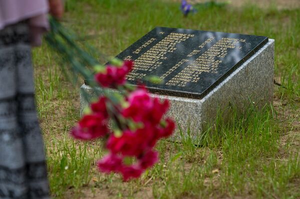 Люди пришли на Воинское братское кладбище с цветами, чтобы почтить память павших - Sputnik Латвия