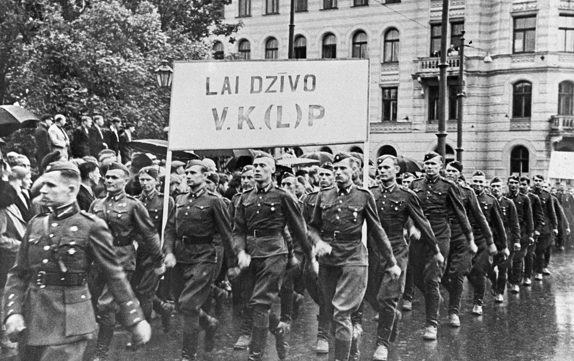 Колонна солдат латышской народной армии на демонстрации, посвященной принятию Латвии в состав СССР Колонна солдат латышской народной армии на демонстрации, посвященной принятию Латвии в состав СССР - Sputnik Латвия, 1920, 07.09.2026