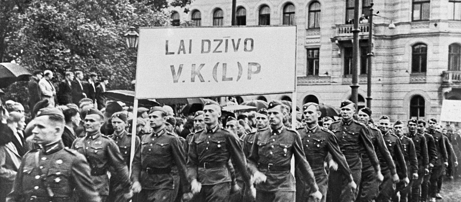 Колонна солдат латышской народной армии на демонстрации, посвященной принятию Латвии в состав СССР. - Sputnik Латвия, 1920, 23.07.2020