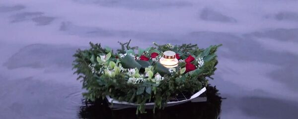 Спуск Венка памяти в Даугаву в связи с началом Великой Отечественной войны - Sputnik Латвия