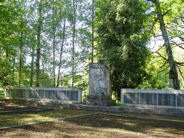 Как простая латышская учительница не дала павшим красноармейцам остаться безымянными - Sputnik Латвия