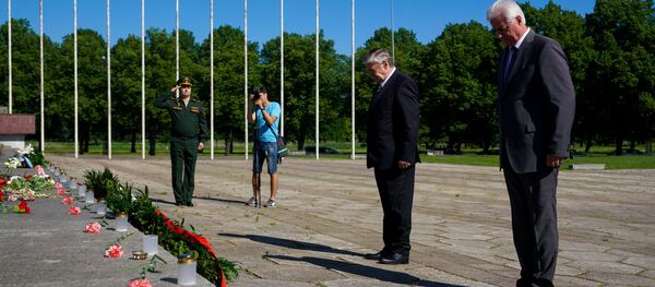 В День памяти и скорби 22 июня у монумента Освободителям Риги прошло возложение венков и цветов - Sputnik Латвия