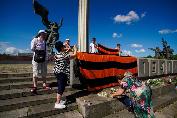 Кто не помнит прошлого, тот не владеет будущим: в Латвии вспоминали начало войны - Sputnik Латвия