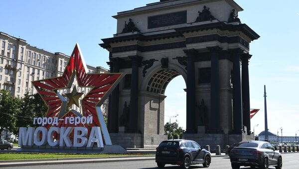 Звезда с надписью город-герой Москва у Триумфальной арки на Кутузовском проспекте в Москве - Sputnik Latvija
