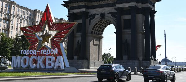 Звезда с надписью город-герой Москва у Триумфальной арки на Кутузовском проспекте в Москве - Sputnik Латвия