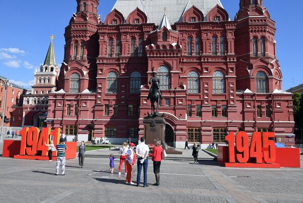 Украшение перед памятником маршалу Георгию Жукову у Исторического музея в Москве - Sputnik Латвия