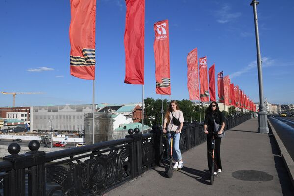 Девушки на самокатах на Большом Каменном мосту в Москве - Sputnik Латвия