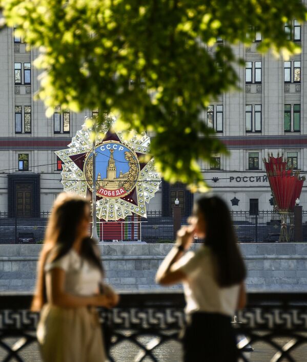 Декорация в виде ордена Победы у здания министерства обороны в Москве - Sputnik Латвия