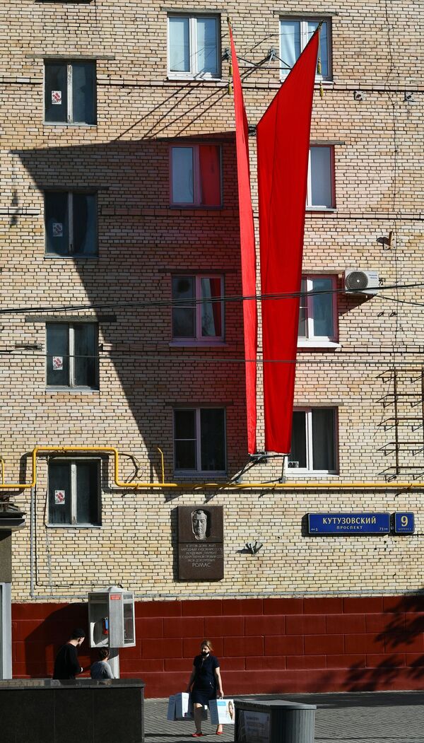Флаги на стене жилого дома на Кутузовском проспекте в Москве - Sputnik Латвия