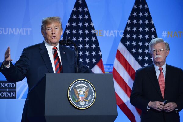 Человек-анекдот: Бышок объяснил реакцию Трампа на мемуары экс-советника - Sputnik Латвия