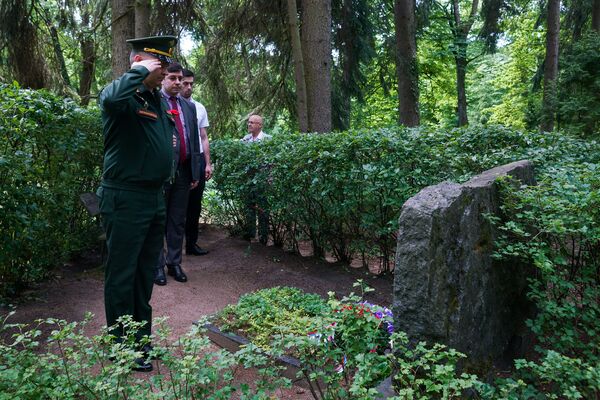 За русский боевой вклад: в Латвии возложили цветы на могилу участника парада 1945 года За русский боевой вклад: в Латвии возложили цветы на могилу участника парада 1945 года - Sputnik Латвия
