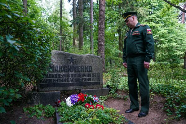 За русский боевой вклад: в Латвии возложили цветы на могилу участника парада 1945 года За русский боевой вклад: в Латвии возложили цветы на могилу участника парада 1945 года - Sputnik Латвия