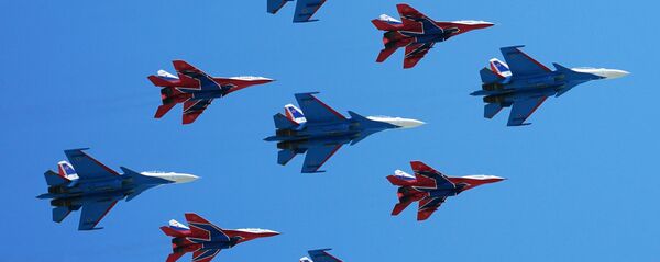 Истребители МиГ-29 и Су-30СМ пилотажных групп Русские витязи и Стрижи во время воздушной части военного парада в ознаменование 75-летия Победы в Великой Отечественной войне 1941-1945 годов в Москве Истребители МиГ-29 и Су-30СМ пилотажных групп Русские витязи и Стрижи во время воздушной части военного парада в ознаменование 75-летия Победы в Великой Отечественной войне 1941-1945 годов в Москве - Sputnik Latvija