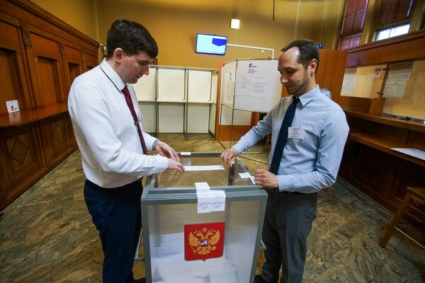 За сильную Россию: россияне в Латвии голосуют по поправкам к Конституции - Sputnik Латвия