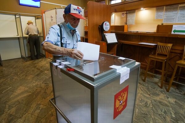 За сильную Россию: россияне в Латвии голосуют по поправкам к Конституции - Sputnik Латвия