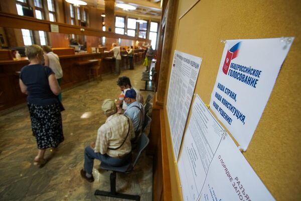 За сильную Россию: россияне в Латвии голосуют по поправкам к Конституции - Sputnik Латвия