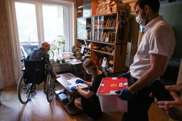 Хочу, чтоб Путин был: как граждане России в Риге голосуют за поправки на дому - Sputnik Латвия