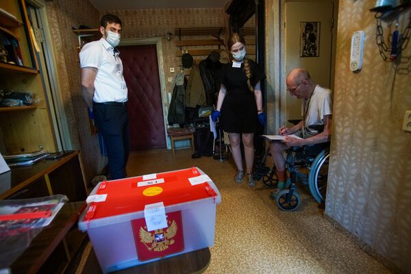 Хочу, чтоб Путин был: как граждане России в Риге голосуют за поправки на дому - Sputnik Латвия