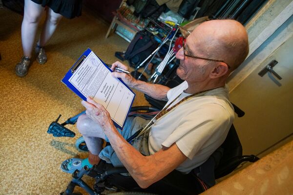 Хочу, чтоб Путин был: как граждане России в Риге голосуют за поправки на дому - Sputnik Латвия