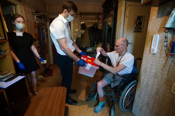 Хочу, чтоб Путин был: как граждане России в Риге голосуют за поправки на дому - Sputnik Латвия