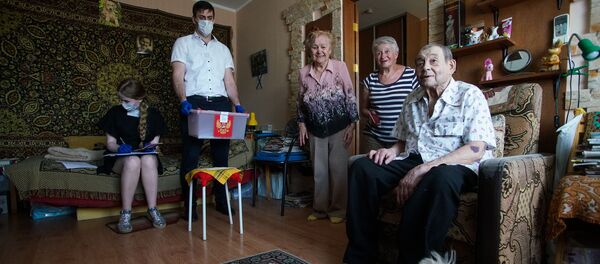 Мобильная бригада из дипломатов посольства РФ в Латвии провела голосование на дому по вопросу одобрения изменений в Конституции Российской Федерации Мобильная бригада из дипломатов посольства РФ в Латвии провела голосование на дому по вопросу одобрения изменений в Конституции Российской Федерации - Sputnik Латвия