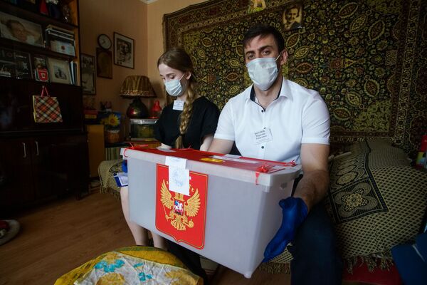 Хочу, чтоб Путин был: как граждане России в Риге голосуют за поправки на дому - Sputnik Латвия