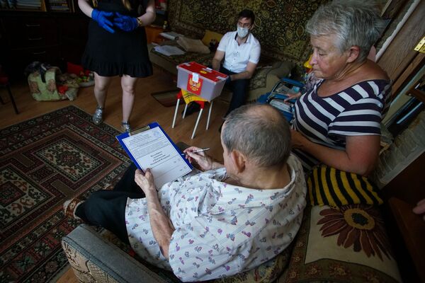 Хочу, чтоб Путин был: как граждане России в Риге голосуют за поправки на дому - Sputnik Латвия