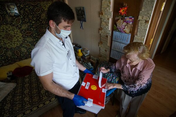 Хочу, чтоб Путин был: как граждане России в Риге голосуют за поправки на дому - Sputnik Латвия