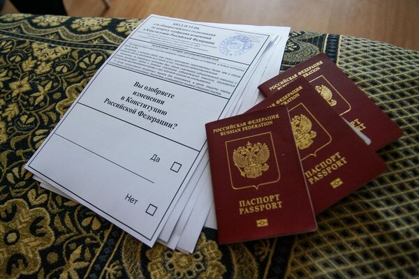 Хочу, чтоб Путин был: как граждане России в Риге голосуют за поправки на дому - Sputnik Латвия