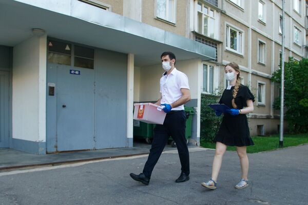 Хочу, чтоб Путин был: как граждане России в Риге голосуют за поправки на дому - Sputnik Латвия