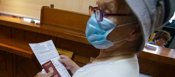 В Консульском отделе Посольства РФ в Латвии прошло досрочное голосование граждан России по вопросу одобрения изменений в Конституции Российской Федерации - Sputnik Латвия