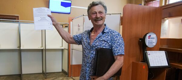 В консульском отделе Посольства РФ в Латвии прошло досрочное голосование граждан России по вопросу одобрения изменений в Конституции Российской Федерации В консульском отделе Посольства РФ в Латвии прошло досрочное голосование граждан России по вопросу одобрения изменений в Конституции Российской Федерации - Sputnik Латвия