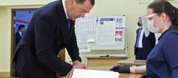 Дмитрий Медведев во время голосования по вопросу принятия поправок в Конституцию РФ Дмитрий Медведев во время голосования по вопросу принятия поправок в Конституцию РФ - Sputnik Латвия