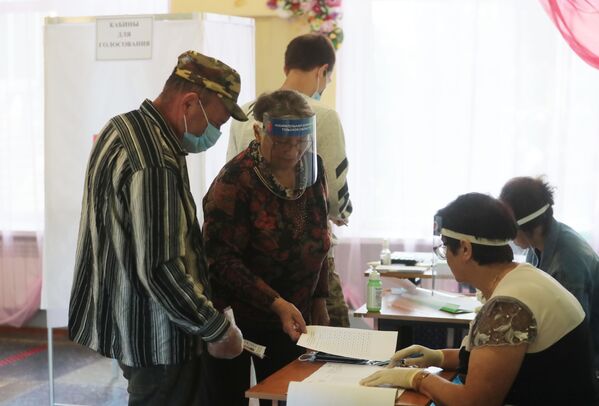 Участники голосования по внесению поправок в Конституцию РФ на избирательном участке №1008 в селе Ненашево Тульской области - Sputnik Латвия
