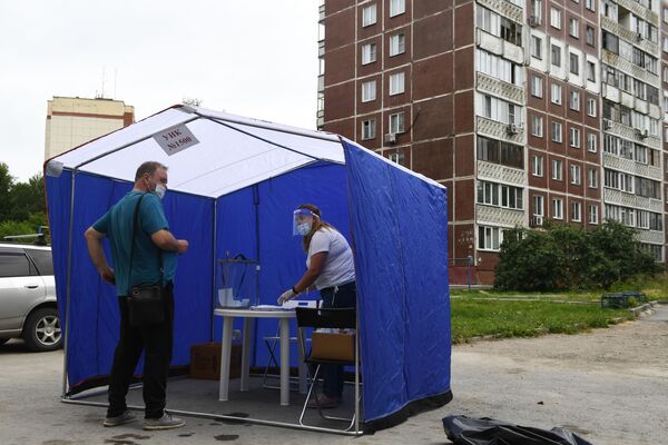 Выездное голосование по внесению поправок в Конституцию РФ на придомовой территории в Новосибирске - Sputnik Латвия