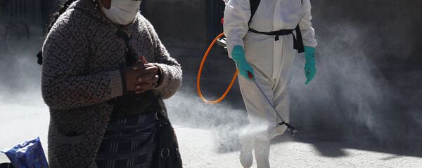 Муниципальный работник во время дезинфекции улиц в Пуно, Перу Муниципальный работник во время дезинфекции улиц в Пуно, Перу - Sputnik Latvija