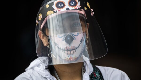 Муниципальный работник в защитной маске в Боготе, Колумбия - Sputnik Латвия
