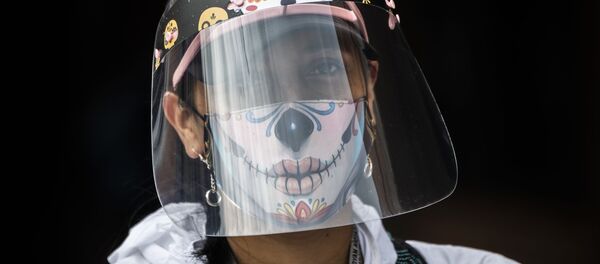 Муниципальный работник в защитной маске в Боготе, Колумбия - Sputnik Латвия