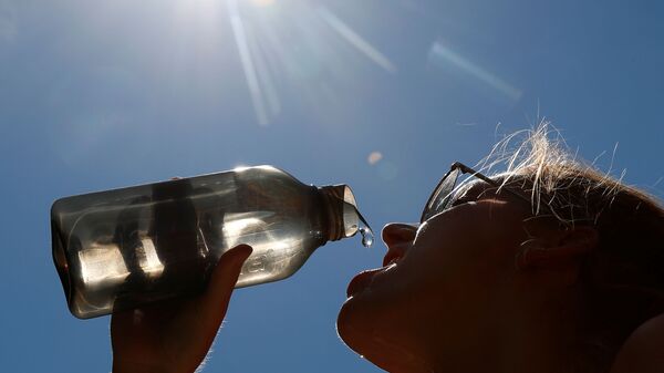 Женщина пьет воду в парке в центре Брюсселя, Бельгия - Sputnik Latvija