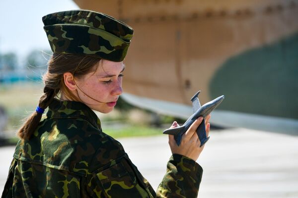 Учебно-тренировочные полеты девушек-курсантов Краснодарского высшего военного училища летчиков - Sputnik Латвия