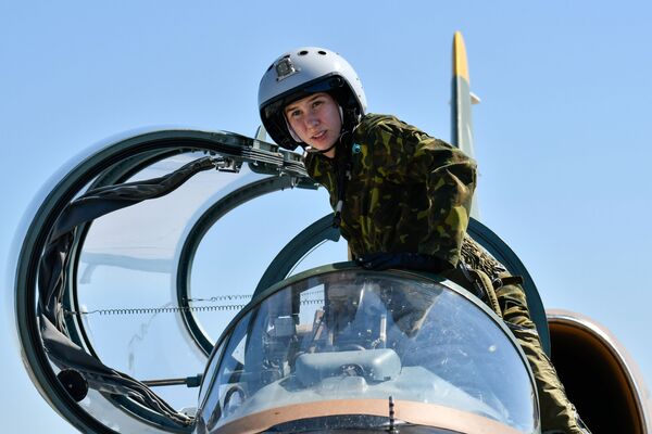 Учебно-тренировочные полеты девушек-курсантов Краснодарского высшего военного училища летчиков - Sputnik Латвия