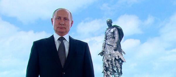 Обращение Владимира Путина к россиянам в преддверии основного дня голосования по Конституции Обращение Владимира Путина к россиянам в преддверии основного дня голосования по Конституции - Sputnik Латвия