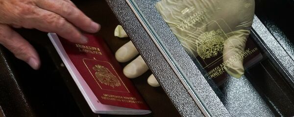 Голосование по вопросу принятия поправок в Конституцию РФ в здании посольства РФ в Латвии - Sputnik Латвия