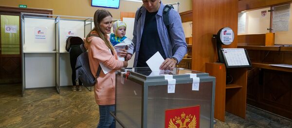 Граждане России во время голосования по вопросу принятия поправок в Конституцию РФ в здании консульского отдела посольства РФ в Латвии - Sputnik Латвия