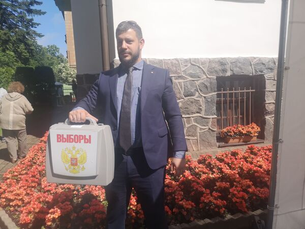 Сильный сосед - это хорошо: почему лиепайчане сегодня за поправки к Конституции РФ Сильный сосед - это хорошо: почему лиепайчане сегодня за поправки к Конституции РФ - Sputnik Латвия